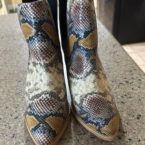 Stylish Snakeskin Pattern Ankle Boots